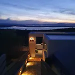 Linda *